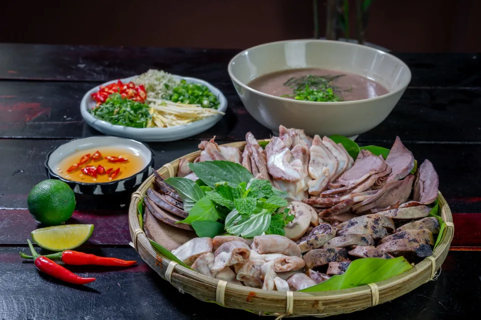 Mâm món nhậu đầy ắp